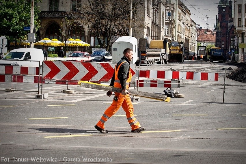 Wrocław: Ulica Krupnicza zamknięta. Uwaga na utrudnienia [ZDJĘCIA, OBJAZDY]