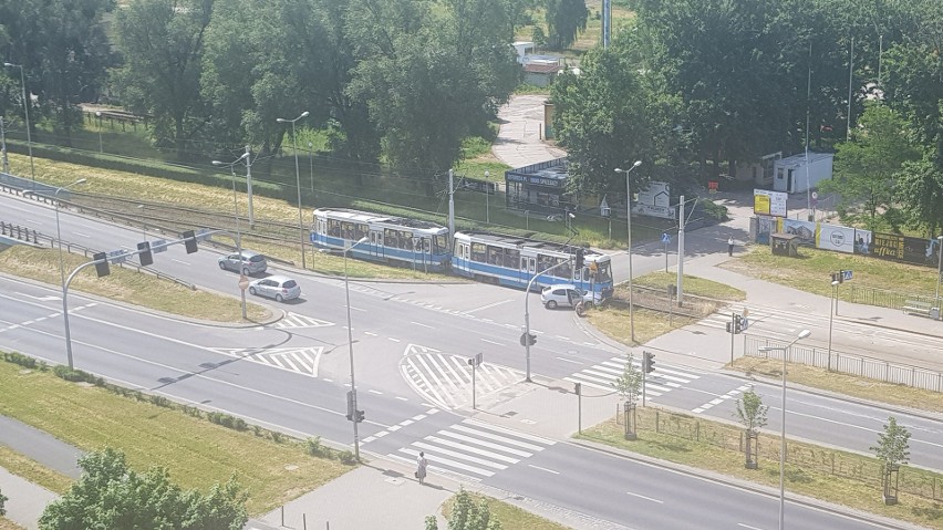 W wypadku auta osobowego z tramwajem na ul. Lotniczej brało...