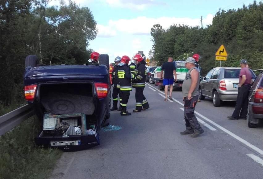 Wypadek w Podgórzu w powiecie kieleckim. Samochód dachował, śmigłowiec zabrał kierowcę do szpitala