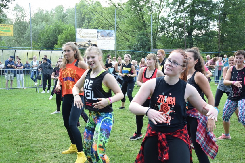 Michałowice. Piknik Wolności z Letnim Maratonem Zumby pod chmurką ZDJĘCIA]