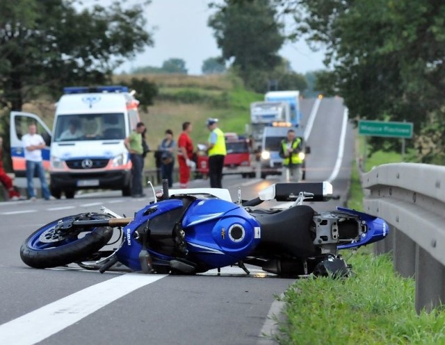 W Łężanach zginęło rodzeństwo jadące motocyklem suzuki&#8230;