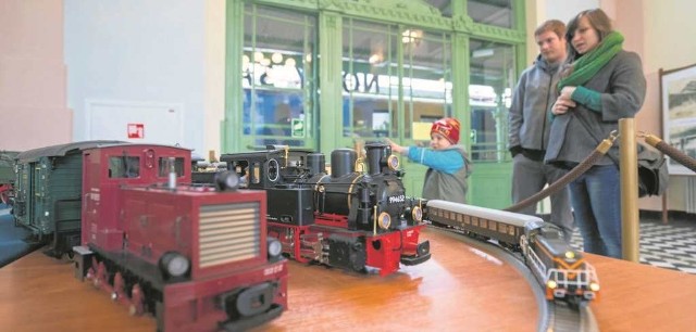 W zabytkowych wnętrzach dworca kolejowego zaprezentowano wystawę zdjęć i miniatury pociągów
