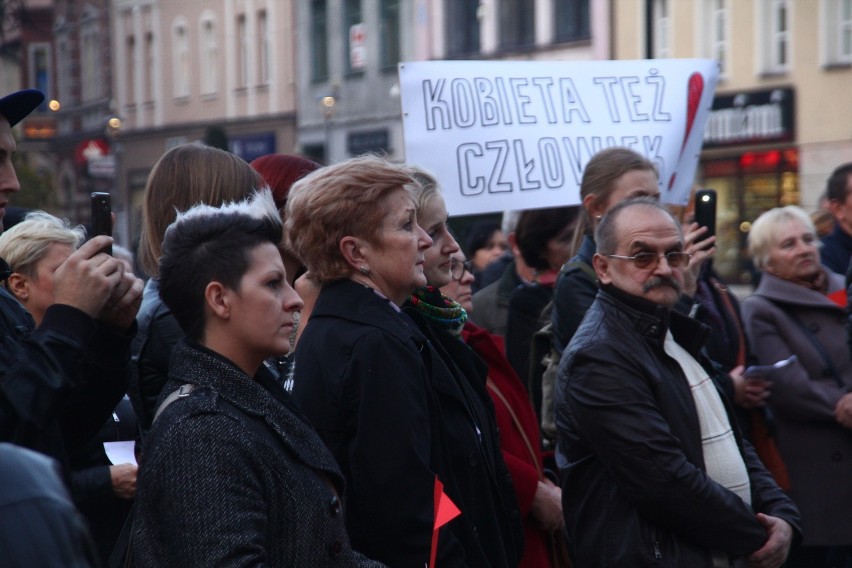 Drugi czarny protest w Rybniku - panie demonstrowały na rynku