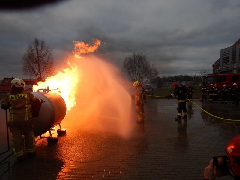 Strażacy zmagali się z pożarem zbiornika LPG (zdjęcia)