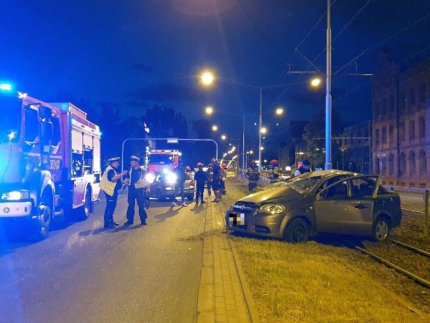 Groźny wypadek na ulicy Kopcińskiego w Łodzi. Chevrolet koziołkował. 2 osoby zostały poszkodowane, 1 trafiła do szpitala ZDJĘCIA 