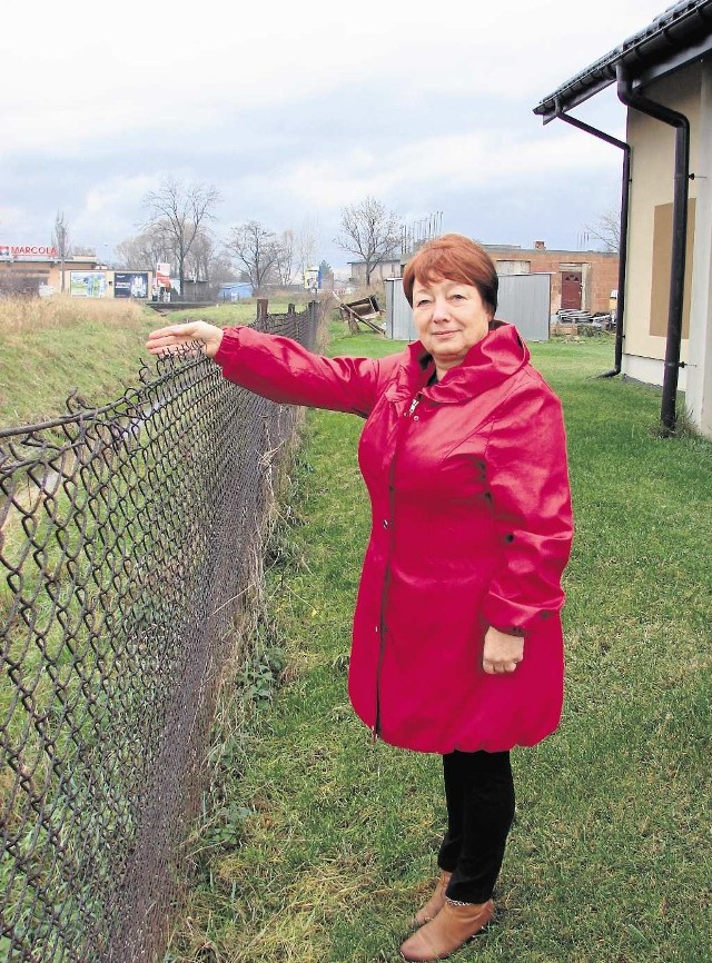 Rów znalazł się dosłownie na wyciągnięcie ręki. Chcemy, żeby z powrotem odsunięto go od domu - mówi Elżbieta Teper