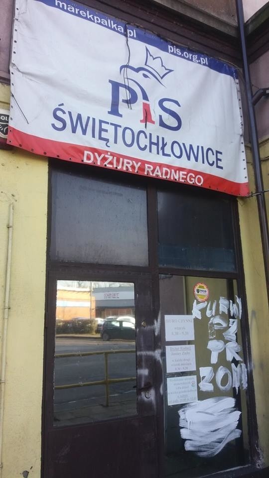 Wejście do biura PIS w Świętochłowicach zdewastowane. Ktoś namalował farbą ZOMO i PZPR