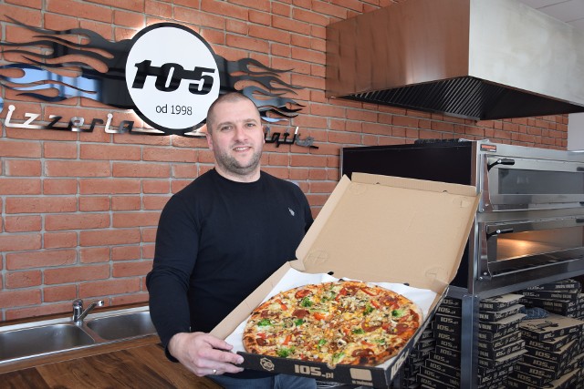 Pizzeria 105 z nową siedzibą i w nowym składzie w Jędrzejowie. Pyszne włoskie ciasto i ser mozzarella prosto z Francji. Zaprasza właściciel lokalu, Tomasz Maj.