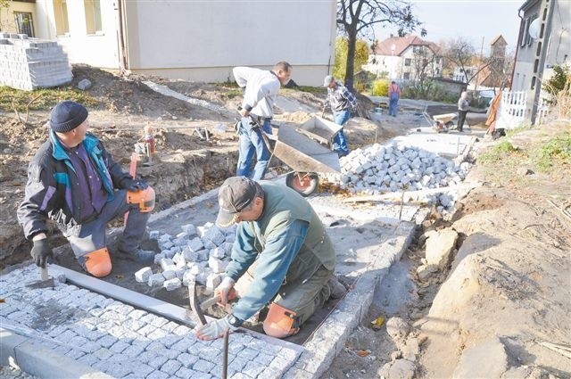 Brukowy deptak ma być gotowy w połowie listopada. (fot. Mariusz Jarzombek)