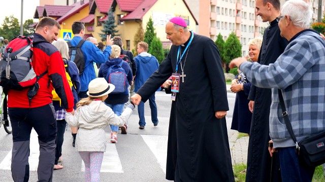 Zagłębiowska pielgrzymka wyruszyła z Będzina. Pielgrzymi żegnani byli przez biskupa Grzegorza Kaszaka