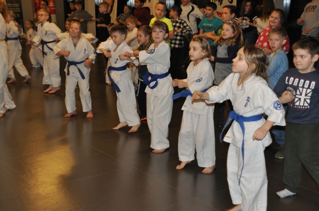 Uczestnicy Zimowej Akademii Karate prezentowali swe umiejętności w czwartkowy wieczór w Kombinacie Formy.