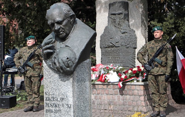 Pod grudziądzkim pomnikiem upamiętniającym ofiary zbrodni katyńskiej, w środę (13 kwietnia) w samo południe odbyły się uroczystości z ceremoniałem wojskowym a program artystyczny przygotowali uczniowie Szkoły Podstawowej nr 5.  Udział w nich wzięli parlamentarzyści, wicewojewoda, władze samorządowe i wojskowe, przedstawiciele organizacji kombatanckich oraz młodzież  szkolna.