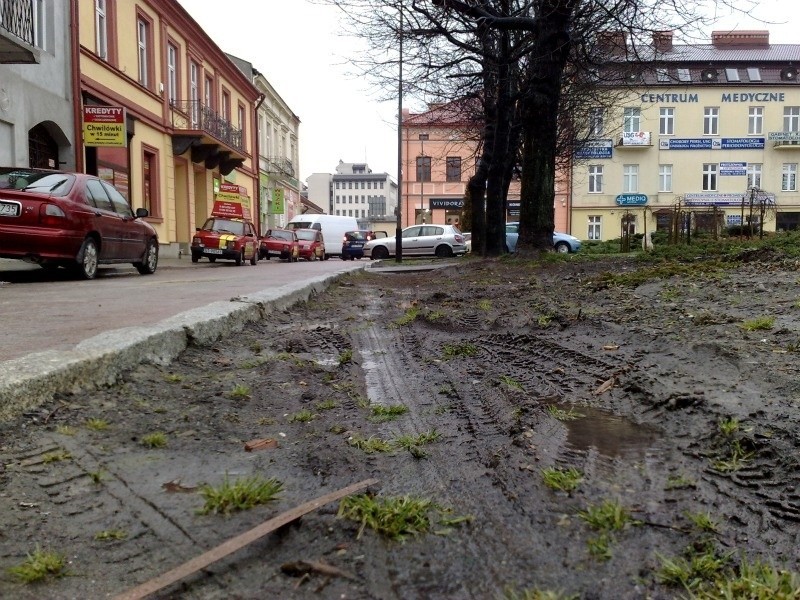 Odblokujmy nasze osiedla. Kierowcy zniszczyli trawnik na Placu Wolności