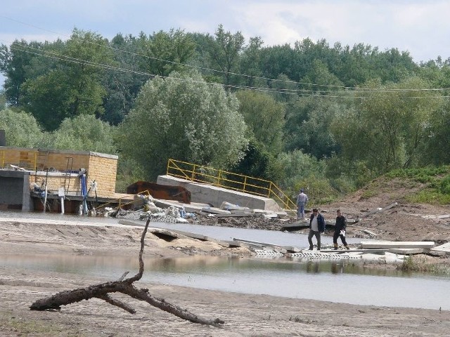 Na zdjęciu obraz po ubiegłorocznej powodzi. Zniszczony wał na Wiśle oraz zniszczona przepompownia wody w Rybitwach w gminie Połaniec. W tle krzaki i drzewa, których na międzywalu po stronie gminy Połaniec jest dziesiątki tysięcy.