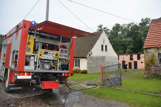 Pożar wybuchł we wtorek (9 sierpnia) wczesnym rankiem w jednym z domów w Świbnej (gmina Lubsko).