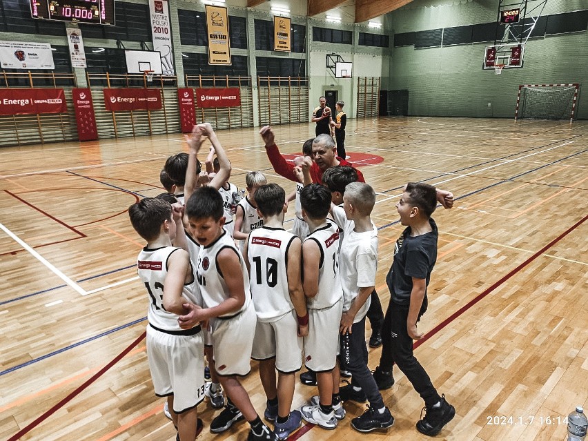 Koszykówka. Młodzi zawodnicy Czarnych Słupsk odrabiają zaległości