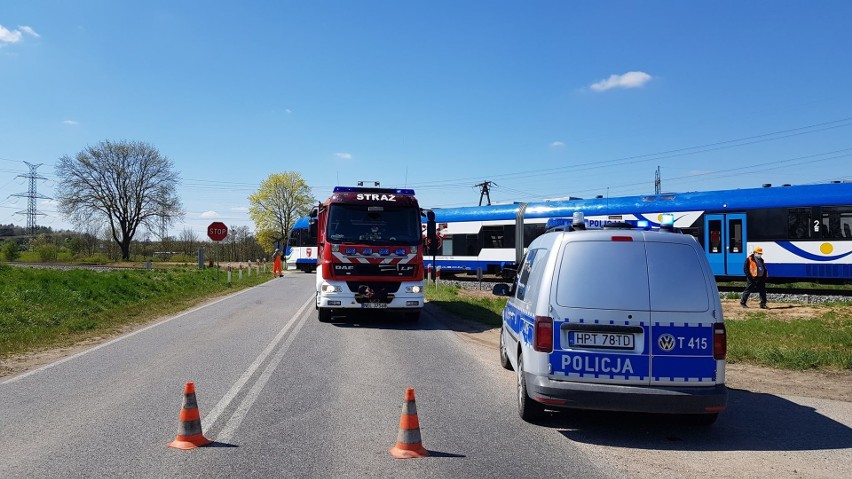 Bajtkowo. Zderzenie samochodu osobowego z pociągiem na przejeździe kolejowym. 33-letnia kobieta została przewieziona do szpitala (zdjęcia)