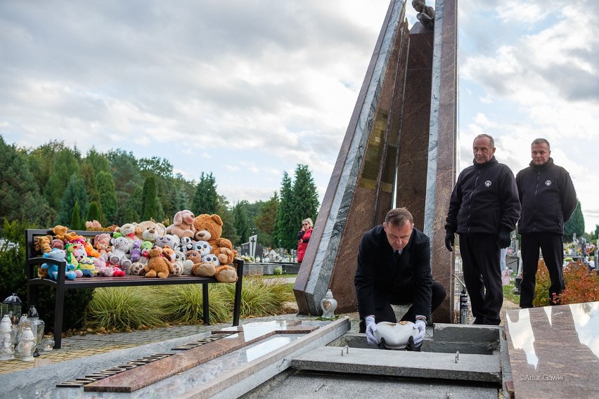 Pochówek dzieci utraconych na cmentarzu w Mościcach