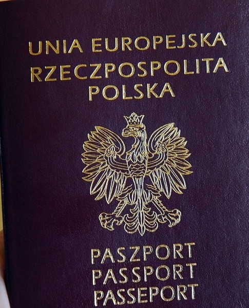 Nowe paszporty z odciskami palców nie będą droższe od obecnie wydawanych - zapewnią urzędnicy.
