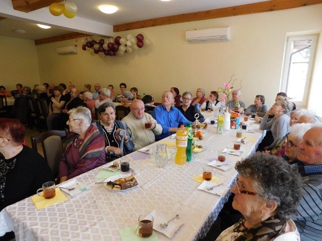 W spotkaniu uczestniczyło ponad osiemdziesięciu chętnych do wspólnych spotkań seniorów