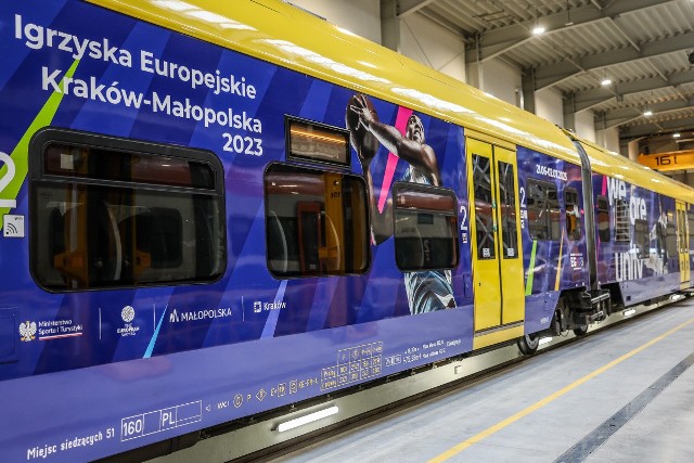 Na tory wyjechały trzy pociągi oklejone reklamami igrzysk europejskich.