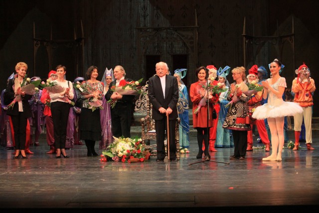 Łódzkie Śnieżki podczas wczorajszej uroczystości w Teatrze Wielkim w Łodzi. Od lewej: Malwina Poleszak, Karolina Sasin, następnie dyrygent Tadeusz Kozłowski i kompozytor Bogdan Pawłowski, a także Luiza Żymełka, Grażyna Popławska i tańcząca we wczorajszym przedstawieniu Monika Maciejewska.