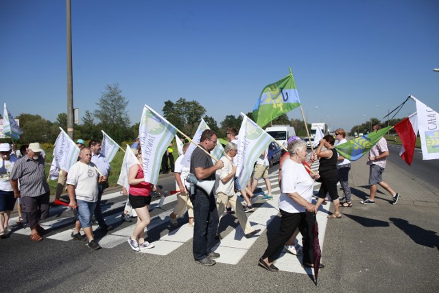 Mieszkańcy czterech gmin, które od 1 stycznia 2017 roku stracą tereny na rzecz Opola przed dwie godzin protestowali na obwodnicy miasta.