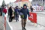 Akcja Choinka w Białymstoku. Mieszkańcy w zamian za sztuczne choinki otrzymali żywe drzewka (zdjęcia)