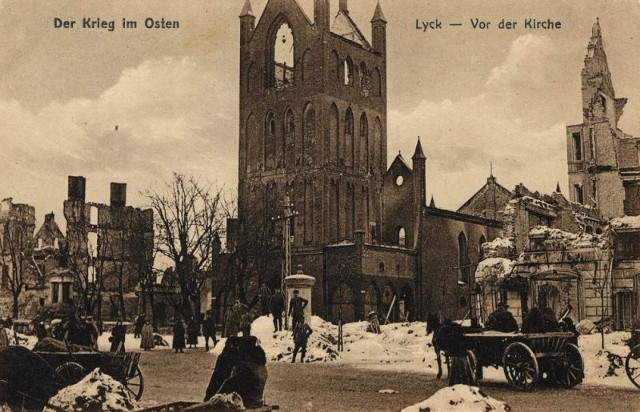 Podczas pierwszej wojny światowej Ełk został niemal doszczętnie zniszczony. Miasto kilkakrotnie przechodziło bowiem z rąk niemieckich do rosyjskich.