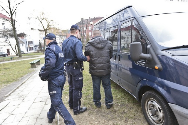 Jacka L. do sądu wprowadzili policjanci. Nie odstępowali go nawet na krok.