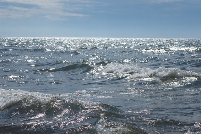 W niedzielę po godz. 17.30, przy plaży w Ustroniu Morskim omal nie doszło do tragedii. Mimo niespokojnego morza, znalazły się osoby, które postanowiły skorzystać z kąpieli. 31 - letnia kobieta i 24 - latek z Żor kąpali się niedaleko brzegu.