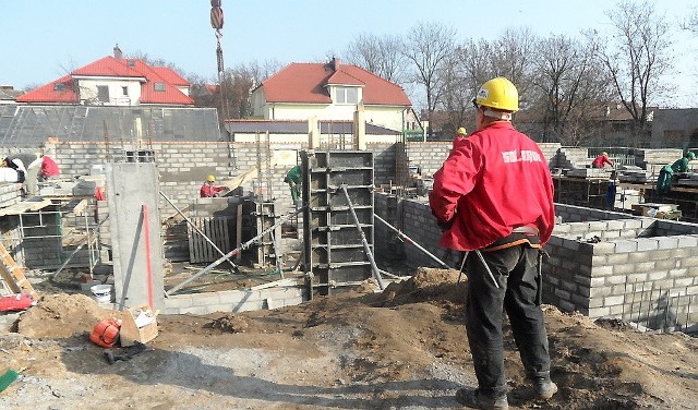 Budynek na 40 mieszkań powstaje przy ul. Stachury na Nowym Tarpnie.