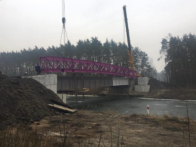 Montaż kładki dla rowerzystów nad Kanałem Gliwickim.