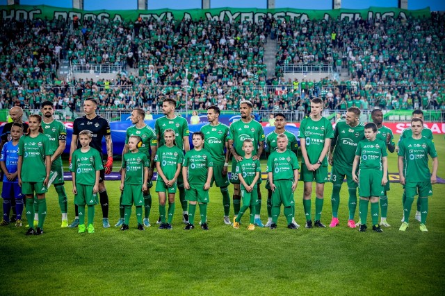 Ogromne wzruszenia na twarzach zawodników Radomiaka Futbol Plus przed meczem Zielonych z Cracovią