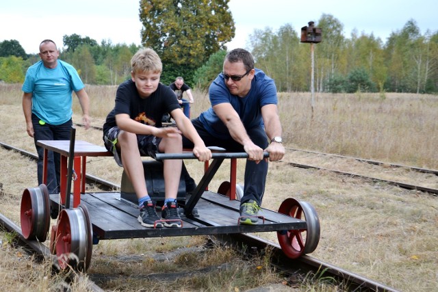 Ponad 200 osób pojawiło się w niedzielę, 2 października, w Konotopie na piątym festynie drezynowym. Wszyscy dopingowali zawodników rywalizujących w zawodach. Nie brakowało  atrakcji także dla najmłodszych.Okazuje się, nieczynną linię kolejową można świetnie wykorzystać. Choćby właśnie na walkę na torach. Najpierw były eliminacje, które rozegrano w Kolsku, Lipinkach, Lubięcinie, Otyniu i Konotopie, a w niedzielę, 2 października odbył się finał. - Na pomysł zorganizowania zawodów drezynowych wpadliśmy pięć lat temu - powiedział Krzysztof Kliber ze starostwa w Nowej Soli. Do dzieła powiat przystąpił razem ze Stowarzyszeniem Przystań z Bytomia Odrzańskiego. - W tym roku rywalizacja toczyła się od 28 sierpnia. Koszt całej imprezy, łącznie z dzisiejszym finałem, to 4 tys. zł - poinformowała prezes stowarzyszenia Katarzyna Zielonka.O tym, że to dla okolicznych mieszkańców świetna zabawa, przekonała nas Danuta Zwolińska z Bytomia Odrzańskiego. Musimy przyznać: myśleliśmy, że przejażdżkę na drezynie zafundowała sobie dla przyjemności. Ale, gdzież tam! - Przyjemność? Duża! Jak już baba po siedemdziesiątce jeździ, nie może być inaczej - stwierdziła, jednocześnie przyznając, że startowała w eliminacjach z synem, wywalczyła awans, ale dziś postanowiła ustąpić miejsca młodszemu. I w finale syn pojechał z kuzynem.Że to rozrywka dla wszystkich, przekonaliśmy się patrząc na zawodników. Bo byli wśród nich i całkiem młodzi. - Pojadę z wujkiem - przyznał 10-letni Michał Dzieńdziura z Książa Śląskiego. W niedzielnym finale walczyło 29 dwuosobowych zespołów. Każdy musiał najpierw pokonać na czas 100-metrowym odcinek. Do ścisłego finału awansowało osiem drużyn, w którym rywalizowano systemem pucharowym. Walka na torze była niesamowita. Niektórym, niestety, zupełnie nie wyszedł start. Drezyna jakby nie chciała ruszyć. - Za mocno ruszyliśmy, kola zaczęły boksować - tłumaczył Tomasz Piaskowski z Konotopu, rozmowę kończąc stwierdzeniem: - Ale to przecież zabawa.Fakt!Ostatecznie w zawodach najlepsi okazali się: 1. zespół No name - Bartosz Krop i Kamil Żelazny z Kolska (Kamil Żelazny jest najmłodszym sołtysem, ma 17 lat i rządzi w Jesionce), 2. Jareccy, czyli Jarosław Denisów i Jarosław Tymiński (odpowiednio - z Nowej Soli, i ze Sławy); 3. Kuba Szulc i Irek Szulc z Bytomia Odrzańskiego ,4. Sława Team - Michał Miziewicz i Krzysztof Kliber.Zwycięzców nagrodzono pucharem starosty.Nie brakowało atrakcji dla dzieci. Mogły pomalować sobie m.in. buzie, pobawić się w układanie puzzli. Losowano też wiele nagród. A na wszystkich głodnych czekała grochówka i bigos. Sprawdź, co w tym roku działo się na Winobraniu: http://www.gazetalubuska.pl/winobranie