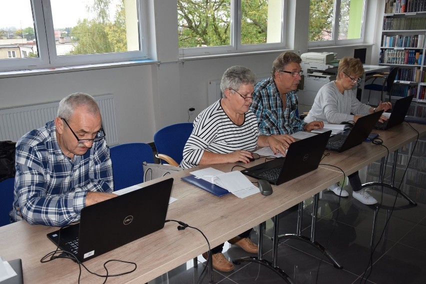 Biblioteka w Radziejowie organizuje kursy komputerowe. Mają przełamać bariery utrudniające dostęp do cyfrowego świata. 