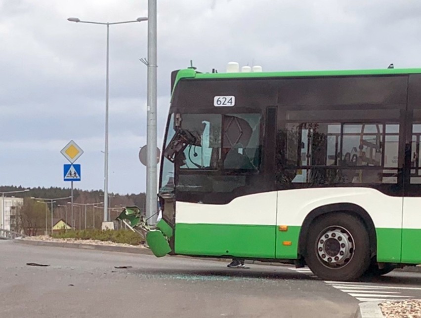 Kolizja autobusu BKM na skrzyżowaniu ul. Popiełuszki i Alei...