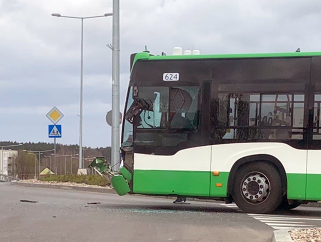 Kolizja autobusu BKM na skrzyżowaniu ul. Popiełuszki i Alei Niepodległości