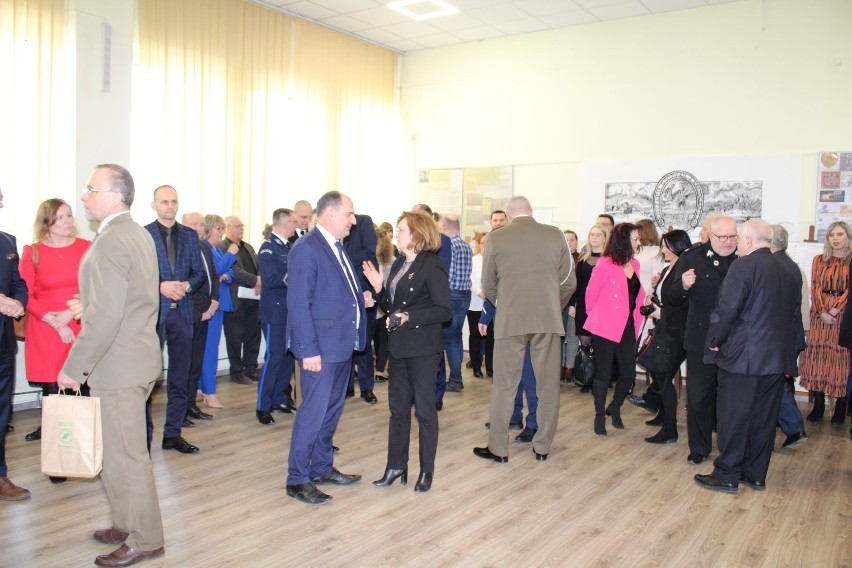 Spotkanie wielkanocne w starostwie powiatowym w Opatowie. Były życzenia oraz ciepła, rodzinna atmosfera. Zobacz zdjęcia
