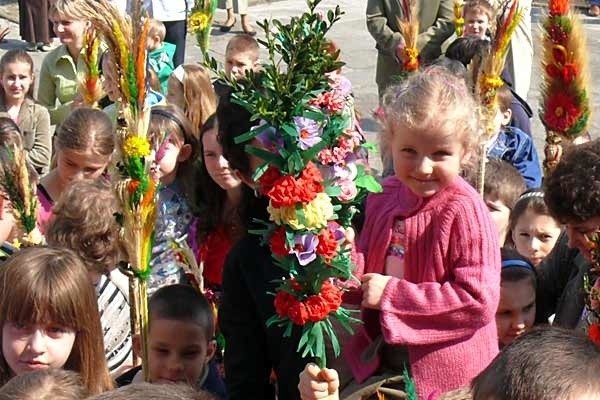 Palmy wielkanocne przy kościele Trójcy Przenajświętszej w Stalowej Woli.