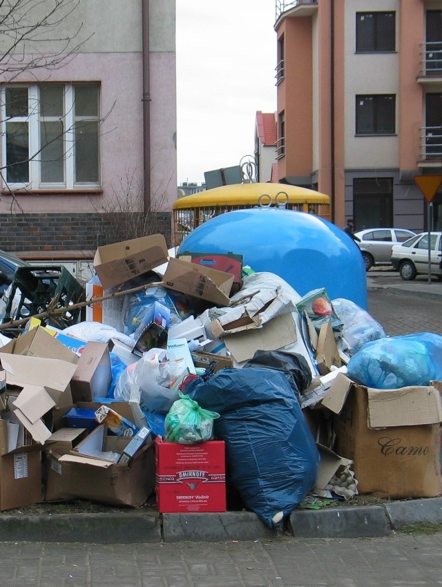 Biznes śmieciowy staje się w Głogowie konkurencyjny. Może więc znikną takie obrazki jak ten na Starym Mieście?