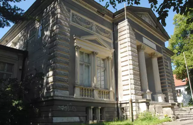 Architektoniczna perełka, jaką jest budynek po dawnym muzeum przy ul. Piłsudskiego 53, gaśnie w oczach.