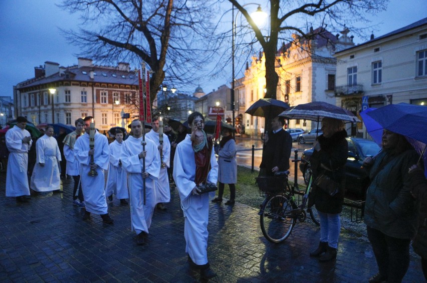 Święta wielkanocne w Rzeszowie. W strugach deszczu odbyła...