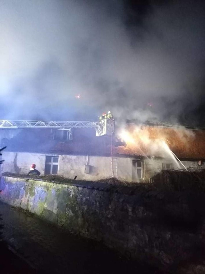 Tragiczny bilans nocnego pożaru w Wydawach w gminie Poniec....