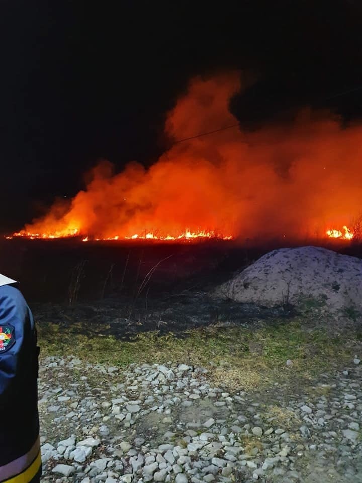 Kilkanaście pożarów suchych traw. Bezmyślne zachowanie sądeczan [ZDJĘCIA]