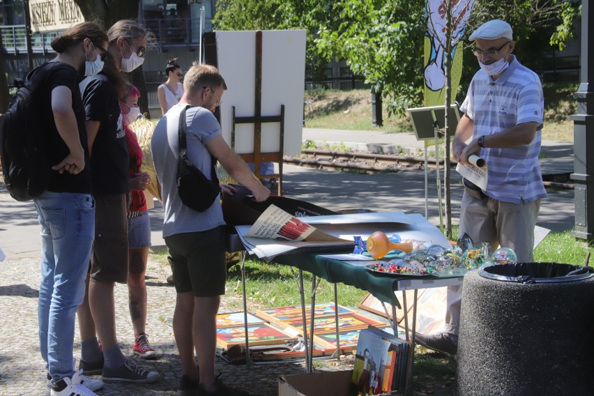 Rękodzieło i starocie, czyli niedziela na Księżym Młynie. Pogoda i łodzianie odwiedzali Pchli Targ