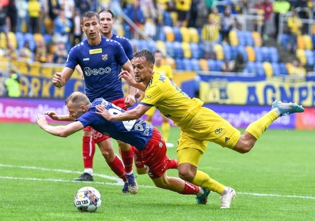 Piłkarze Odry (czerwone spodenki) są w coraz lepszej formie. Pucharowi rywale Jagiellonii wygrali w 1. lidze w Gdyni z Arką 2:1.