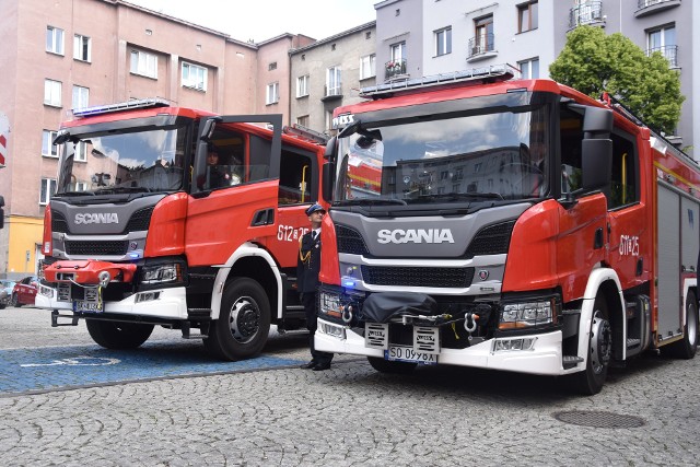 Tegoroczne obchody Dnia Strażaka w Sosnowcu uświetniło przekazanie na rzecz Komendy Miejskiej dwóch nowych wozów strażackich. Zobacz kolejne zdjęcia. Przesuwaj zdjęcia w prawo - naciśnij strzałkę lub przycisk NASTĘPNE
