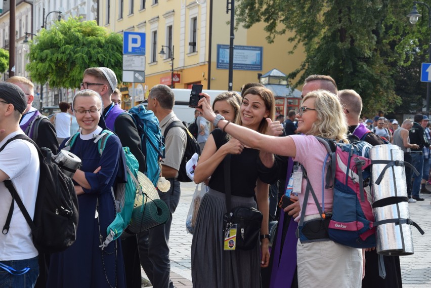 Piesza Pielgrzymka Tarnowska 2018 jest już w drodze na Jasną Górę [ZDJĘCIA Z WYJŚCIA]