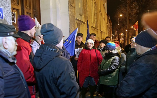 Dziś (czwartek, 23 stycznia) o godzinie 18 pod Sądem Rejonowym w Grudziądzu zebrali się mieszkańcy, którzy manifestowali w obronie wolnych sądów.